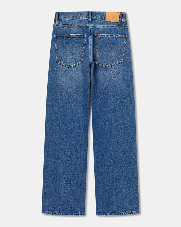 Jean en denim 100 % coton bleu moyen avec coupe droite, taille classique et poches arrière, idéal pour femme et s’adaptant à toutes les morphologies.