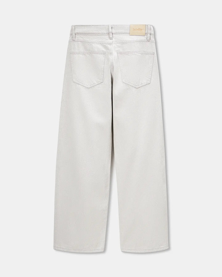 Jean femme en denim 100 % coton non teinté de couleur granit clair, coupe droite et ample, idéal pour un style décontracté et confortable.