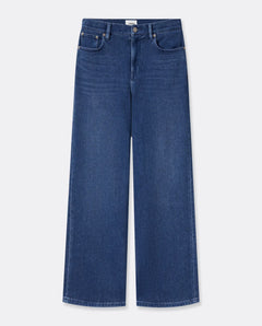 Jean large en denim bleu profond, coupe droite confortable, tissu 100 % coton idéal pour une silhouette féminine adaptable à toutes les morphologies.