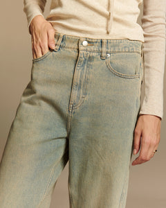 Jean large en denim 100% coton avec un lavage acidulé bleu clair, coupe confortable et décontractée, adapté à toutes les morphologies féminines.
