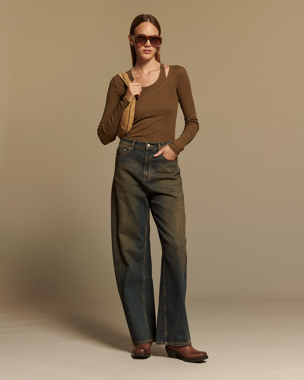 Jean large en denim 100% coton de couleur bleu foncé avec coupe droite et taille moyenne, adapté à toutes les morphologies féminines.