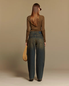 Jean large en denim 100% coton avec dégradé de couleur bleue et marron, coupe droite et taille moyenne, conçu pour s’adapter à toutes les morphologies féminines.