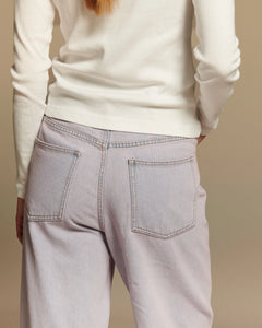 Jean large en denim 100 % coton couleur rose poudré avec coupe droite, adapté à toutes les morphologies pour un style féminin et décontracté.