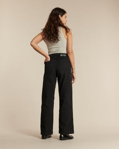 Jean droit en denim foncé 100% coton, coupe ample confortable qui s’adapte à toutes les morphologies pour un style casual et élégant au quotidien.