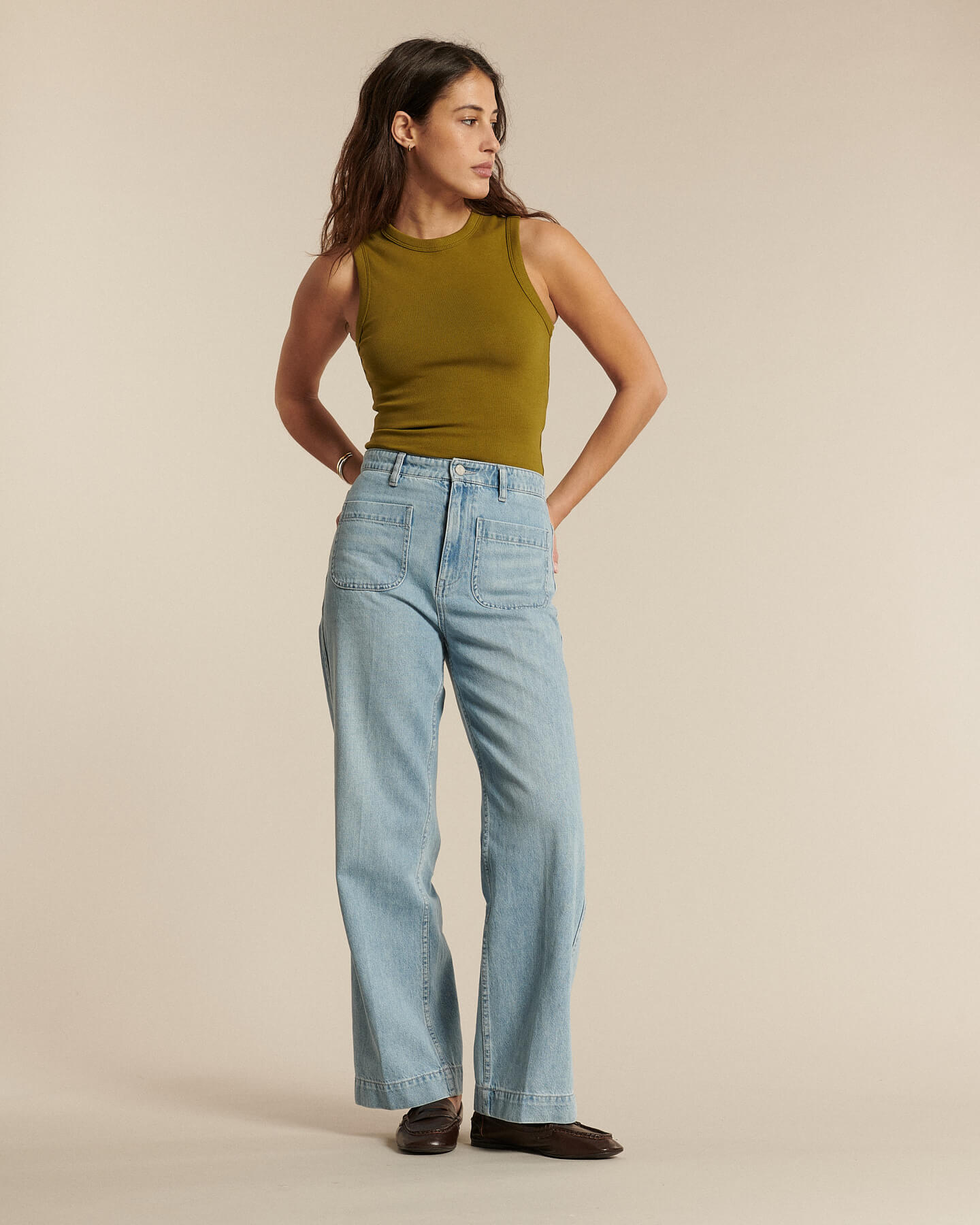 Jean en denim bleu clair, coupe droite et taille haute, matière 100 % coton offrant un confort optimal et un style décontracté pour femme.