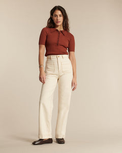 Jean pour femme en denim écru clair, coupe droite et taille haute, texture en coton épais offrant un tombé fluide et confortable adapté à toutes les morphologies.