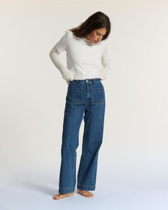 Jean en denim bleu moyen 31, coupe droite ample et confortable, matière en coton épaisse et résistante, conçu pour s’adapter à toutes les morphologies féminines.