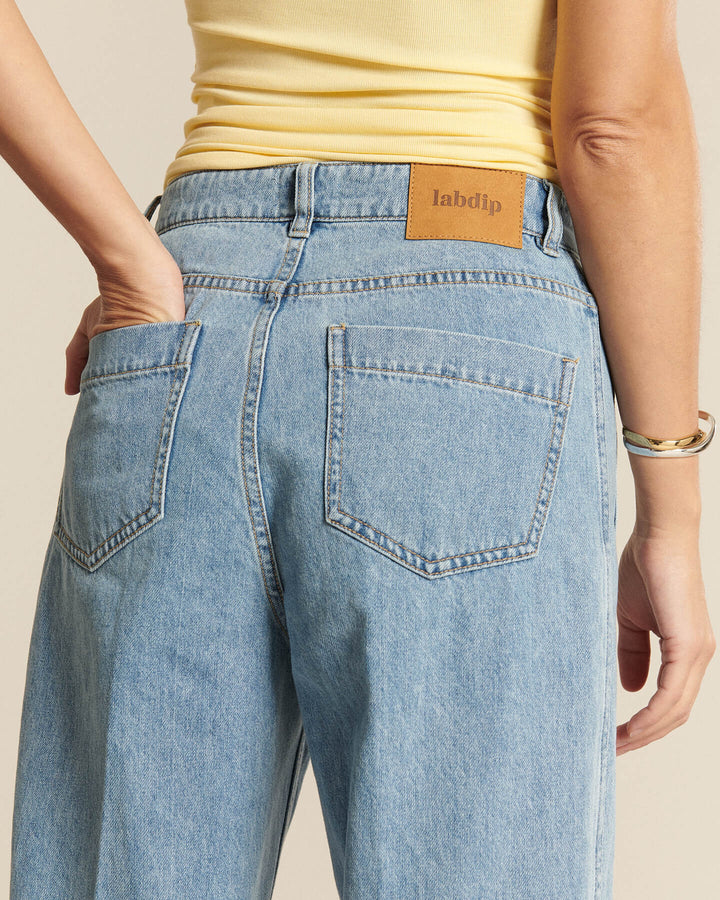 Jean femme en denim bleu clair avec coupe droite et taille haute, matière 100 % coton offrant un confort optimal et un style casual élégant.