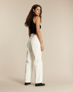 Jean blanc en denim 100 % coton avec une coupe droite et confortable, conçu pour s’adapter à toutes les morphologies féminines.