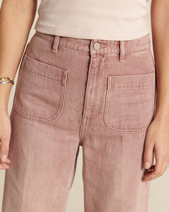 Jean en denim coton de couleur quartz délavée, coupe droite avec poches plaquées avant, offrant un style femme décontracté et moderne.