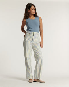 Jean pour femme en denim rayé beige et bleu clair, coupe droite et confortable, tissu 100 % coton adapté à toutes les morphologies.