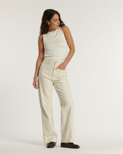 Jean femme en denim beige clair à rayures fines, coupe droite et taille haute, confectionné en coton léger offrant un tombé fluide et confortable.