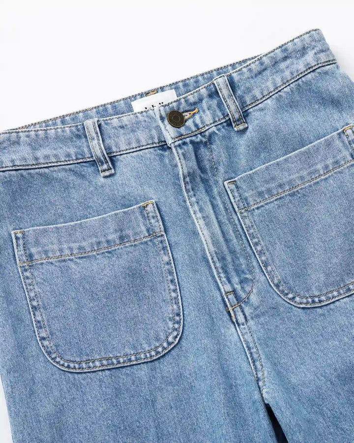 Jean en denim coton bleu clair avec coupe droite et poches plaquées, adapté à toutes les morphologies féminines pour un confort et un style décontracté.