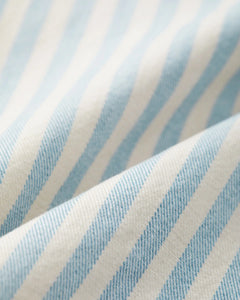 Tissu denim en coton rayé bleu clair et blanc, texture douce et légère idéale pour un jean femme confortable et ajusté aux formes variées.