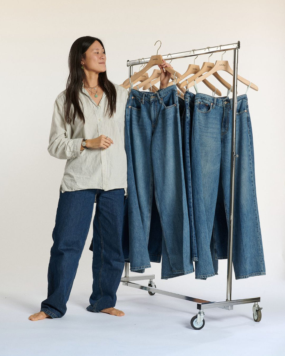 Jean femme en denim bleu foncé 100 % coton avec coupe droite ample, matière épaisse et finition brute, adapté à toutes les morphologies.