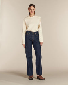 Jean droit long en denim brut 100% coton, taille haute, ajusté à la taille et aux hanches, avec une coupe qui s’adapte aux morphologies en X, V, et H.
porté par le mannequin de face