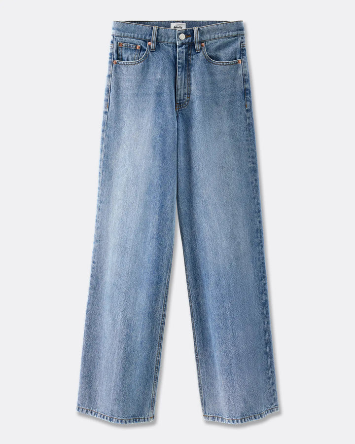 Jean en denim bleu clair 100 % coton avec coupe droite et longueur longue, idéal pour femme cherchant un pantalon confortable et adapté à toutes morphologies.