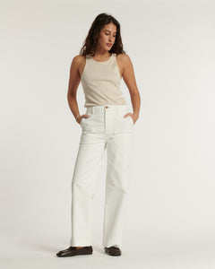 Jean blanc en denim stretch 100% coton, coupe droite et fluide, avec poches avant arrondies, offrant un confort et une silhouette adaptée à toutes les morphologies.