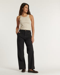 Jean femme en denim stretch de couleur marron foncé, coupe droite et légèrement large, matière confortable qui s'adapte à toutes les morphologies.