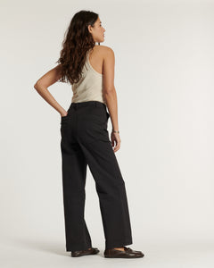Pantalon coupe droite en coton marron foncé avec une matière stretch souple, conçu pour s’adapter confortablement à toutes les morphologies féminines.