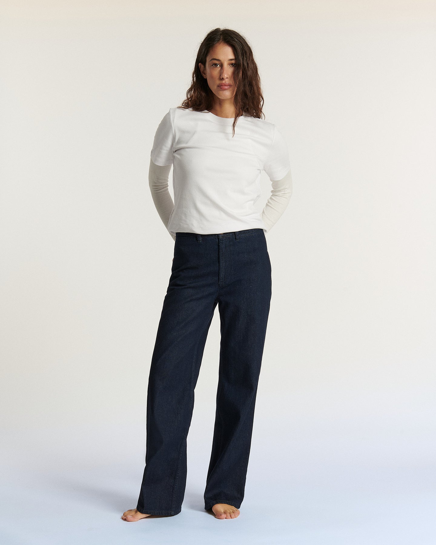 Jean en denim brut bleu foncé, coupe droite et taille haute, matière 100 % coton, offrant une silhouette élégante et un confort adapté à toutes les morphologies.