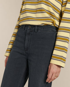 Jean droit en denim 100% coton coloris bleu foncé avec taille haute, adapté à toutes morphologies pour un confort et un style intemporel.