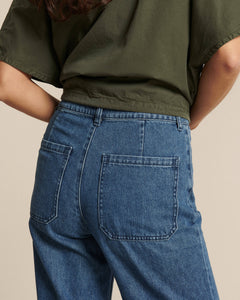 Jean en denim 100 % coton de couleur bleu moyen, coupe droite avec poches arrière carrées, ajusté et confortable pour toutes les morphologies féminines.
