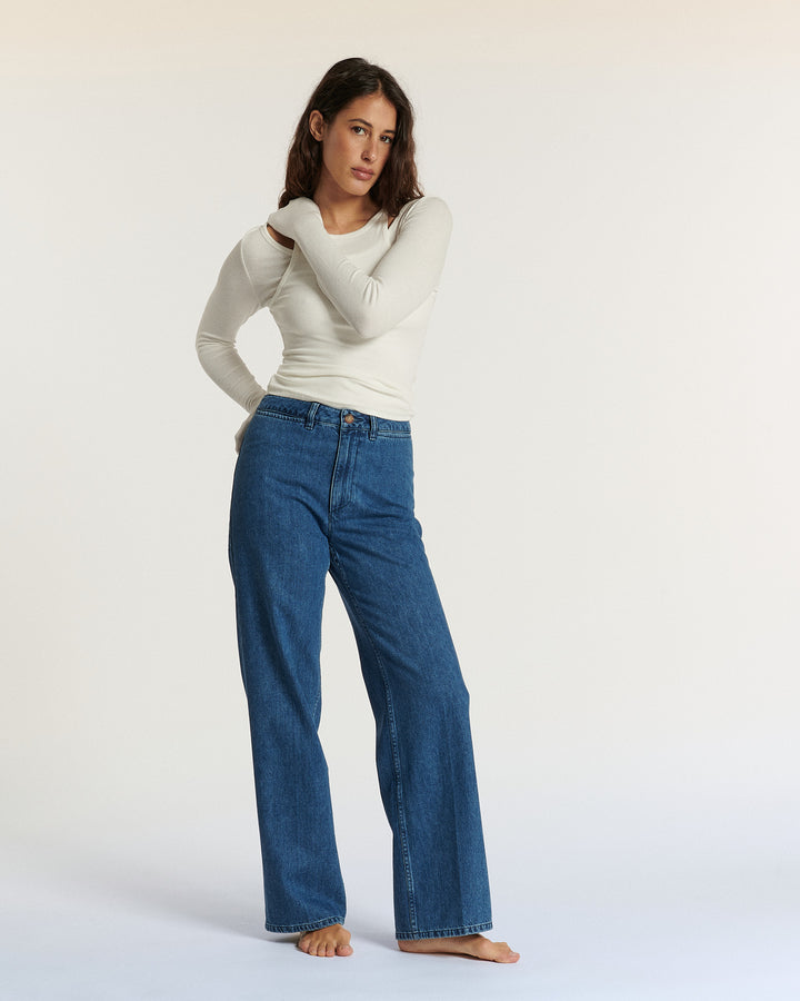 Jean droit en denim bleu moyen, coupe classique et ajustée à la taille, matière 100% coton, pour femme, adapté à toutes les morphologies.