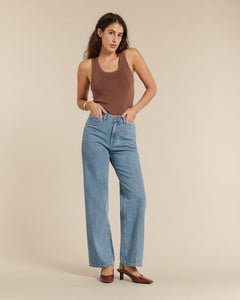 Jean femme en denim bleu clair, coupe droite et taille haute, 100 % coton, offrant un fit confortable et adapté à toutes les morphologies.