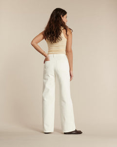 Jean blanc en denim 100% coton avec une coupe droite et une taille haute ajustée, conçu pour épouser toutes les morphologies féminines.