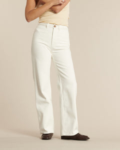 Jean en denim blanc 100 % coton, coupe droite et taille haute, offrant un tombé fluide et confortable adapté à toutes les morphologies féminines.