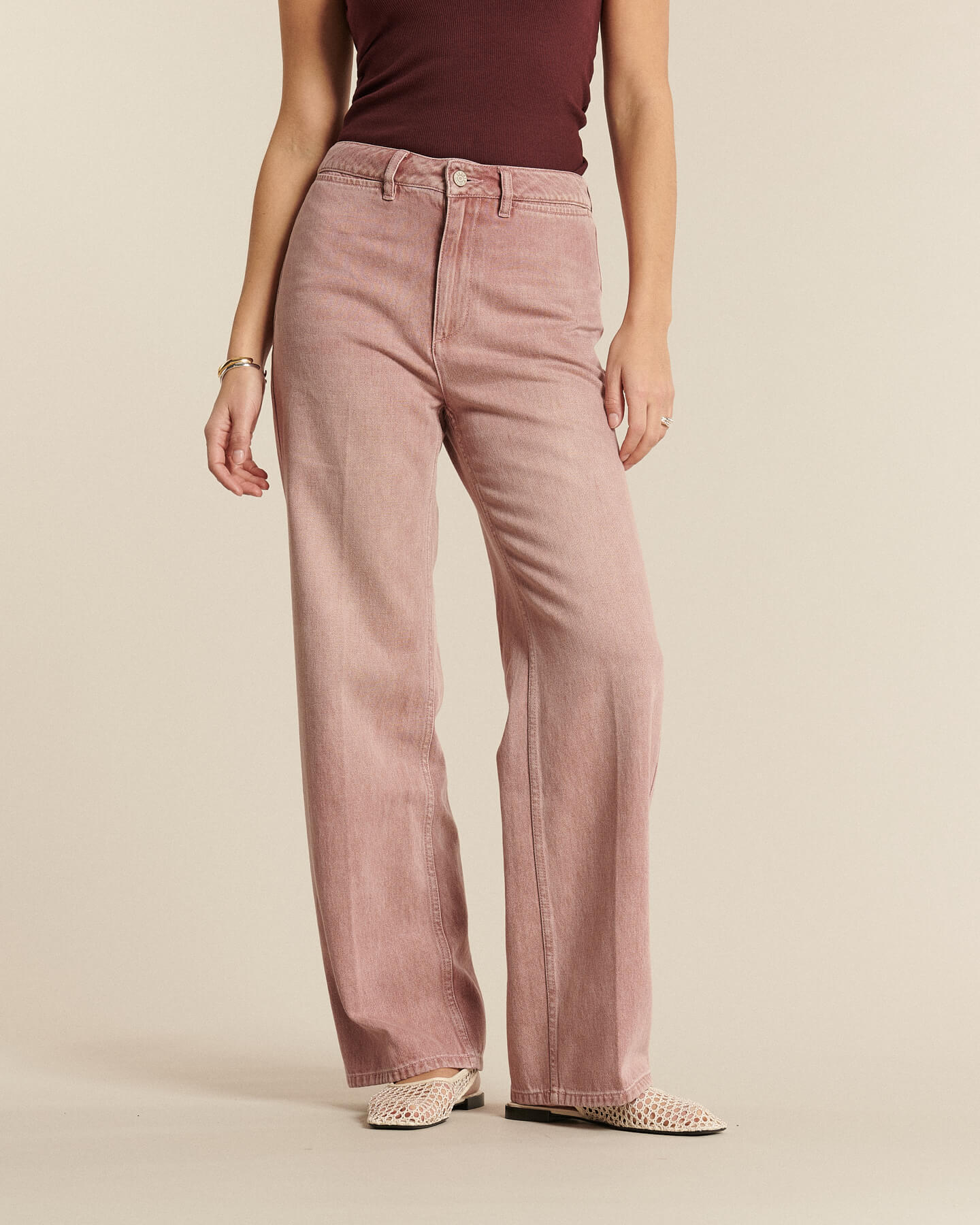 Jean femme en denim 100% coton de couleur quartz, coupe droite et confortable, adapté à toutes les morphologies pour un style décontracté et élégant.