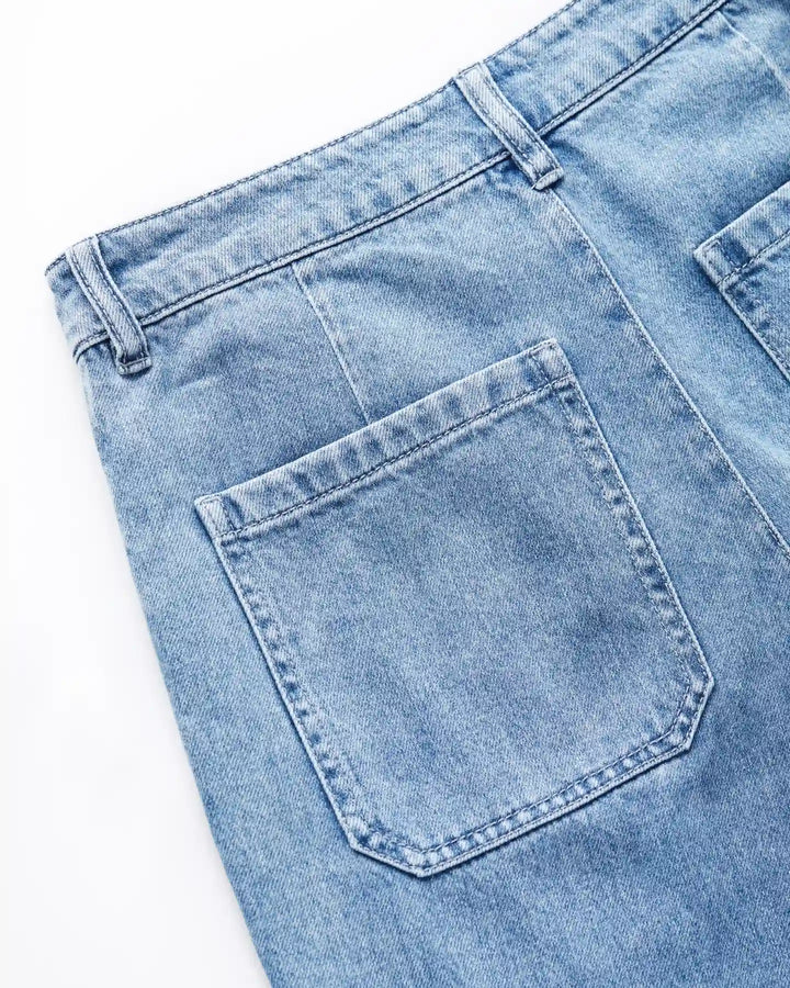 Jean femme en denim bleu clair, matière coton, coupe droite avec poches plaquées au dos, adapté à toutes les morphologies pour un confort optimal.