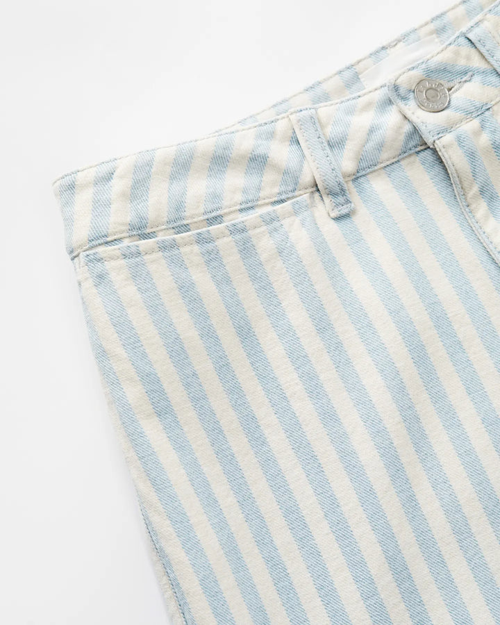 Jean en denim 100 % coton à rayures bleu clair et écru, coupe droite ajustée adaptée à toutes les morphologies féminines, matière douce et légère idéale pour l'été.