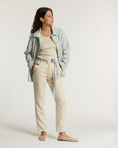 Pantalon en tissu léger effet Tencel couleur écume, coupe droite, taille haute avec ceinture nouée pour un ajustement féminin et confortable.