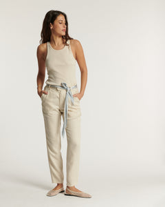 Pantalon femme en tissu Tencel couleur écume, coupe droite ajustée avec ceinture fine nouée, matière fluide et légère idéale pour l'été.