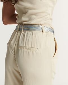 Pantalon femme léger en tissu fluide écru avec ceinture en denim bleu clair, coupe droite et confortable adaptée à toutes les morphologies.