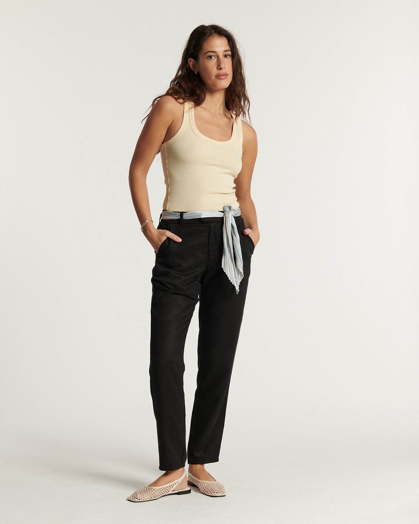 Jean noir en tissu Tencel doux et léger, coupe droite ajustée qui s’adapte parfaitement à toutes les morphologies féminines, idéal pour l’été.