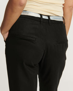 Pantalon noir en tissu Tencel, coupe droite et ajustée, avec poches arrière passepoilées, conçu pour s’adapter parfaitement à toutes les morphologies féminines.