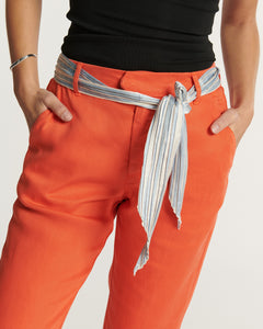 Pantalon femme en Tencel orange tangerine, coupe droite confortable avec une taille haute et une ceinture rayée en tissu léger, matière douce et fluide.