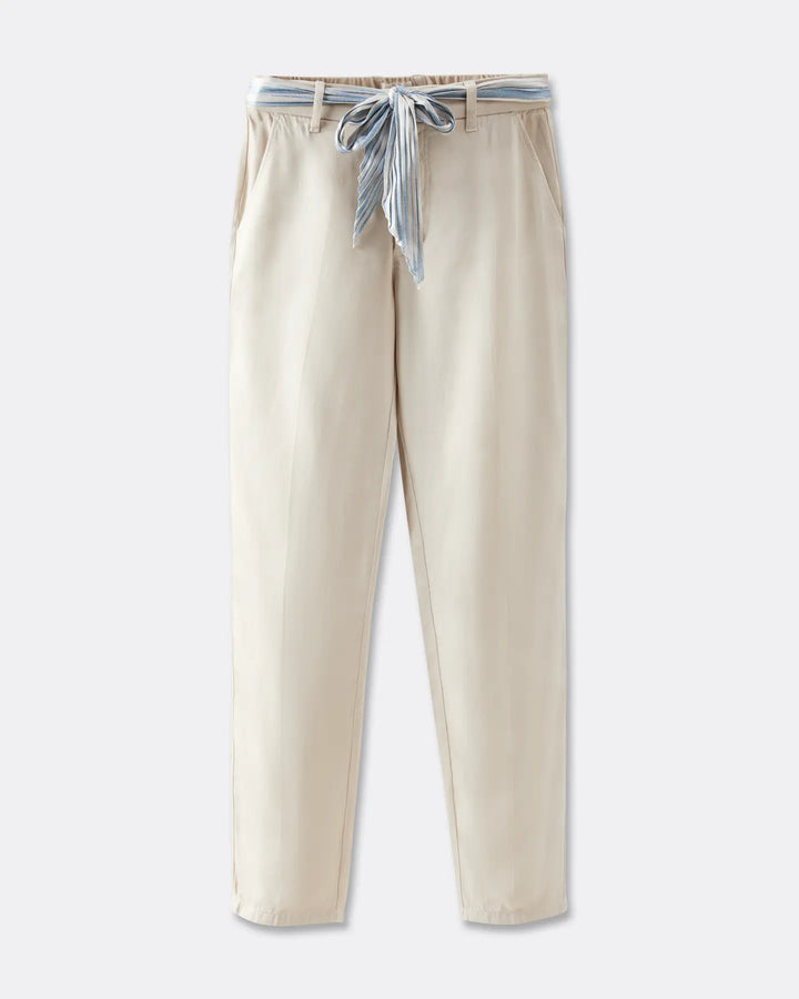 Pantalon beige en matière tencel fluide avec taille haute, coupe droite ajustée, ceinture rayée nouée pour un style estival élégant et confortable.