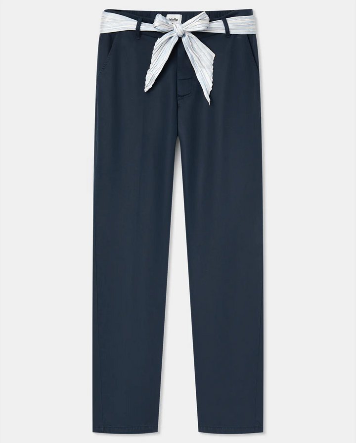 Pantalon en tissu Tencel marine, coupe droite ajustée, matière fluide et douce, ceinture rayée nouée pour un style féminin et confortable.