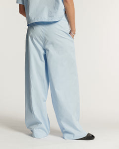 Pantalon large en popeline légère bleu clair, coupe fluide et décontractée, idéal pour un style estival féminin et confortable.