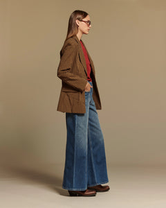 Jean large en denim bleu 100% coton avec une coupe évasée et taille moyenne, alliant confort et style décontracté pour femme.