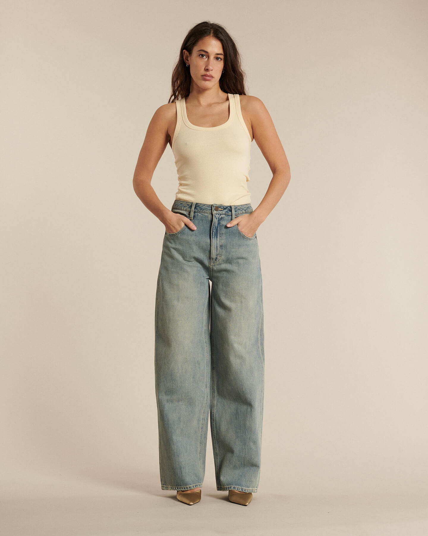 Jean femme en denim bleu délavé, coupe large et droite avec un tombé fluide, conçu en coton pour un confort optimal et un style décontracté.