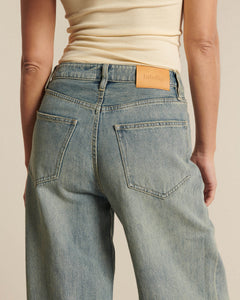 Jean en denim 100 % coton de couleur bleu délavé, coupe droite et confortable, conçu pour s’adapter à toutes les morphologies féminines.