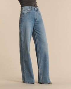 Jean en denim coton bleu clair avec coupe droite et longueur ample, offrant un style confortable et adapté à toutes les morphologies féminines.