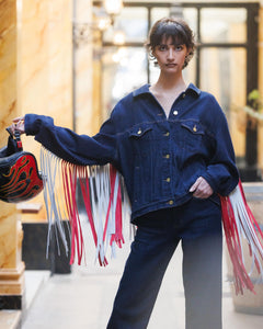 Jean pour femme en denim bleu foncé 100 % coton, coupe droite et ajustée, idéal pour toutes les morphologies avec une finition propre et moderne.