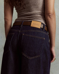 Jean en denim bleu foncé 3D avec coupe ample et fluide, matière épaisse et de qualité, adapté à toutes les morphologies féminines.