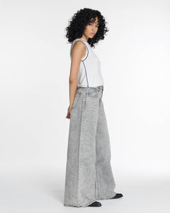 Jean large en denim léger gris clair avec coupe évasée et taille haute, conçu pour un confort optimal et une silhouette féminine fluide.